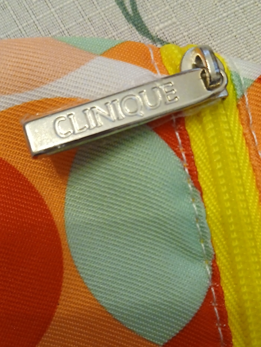 CLINIQUE Cosmetics Colorful Bags - Picture 2 of 8